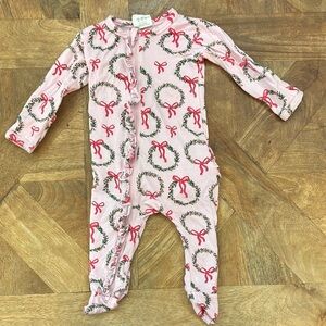 Boutique Spearmint Love Christmas Pink Wreath & Bow 3-6M zippered footie
